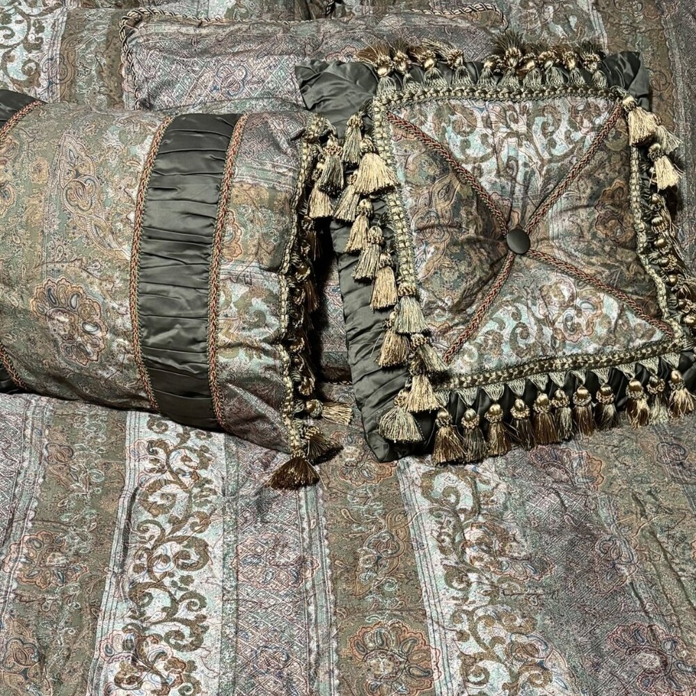 Elegant Paisley Pattern 7 Piece Queen Croscill Paisley Comforter Set